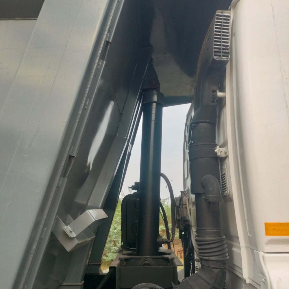 12-wheel-ashokleyland-2014-model-U3123-tipper-for-sale-10